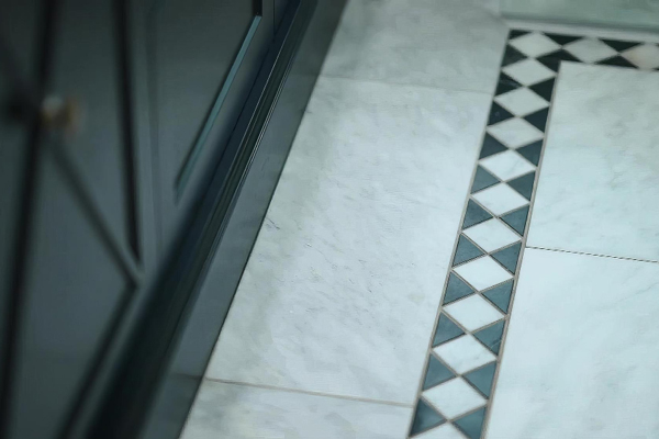 Monochrome checkered floor in a bathroom.